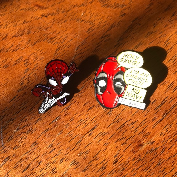 Accessories - Set of 2 Enamel Pins Deadpool and Spider-Man